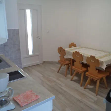 Hullay Apartman * Balatongyörök