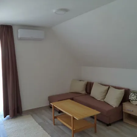 公寓 Hullay Apartman *
