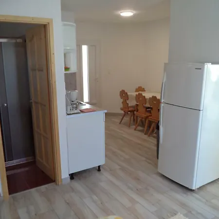 公寓 Hullay Apartman *