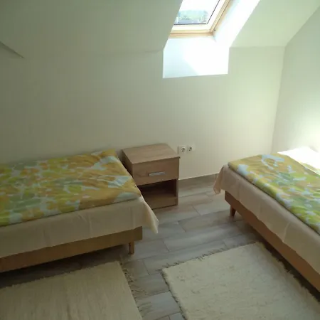 公寓 Hullay Apartman *